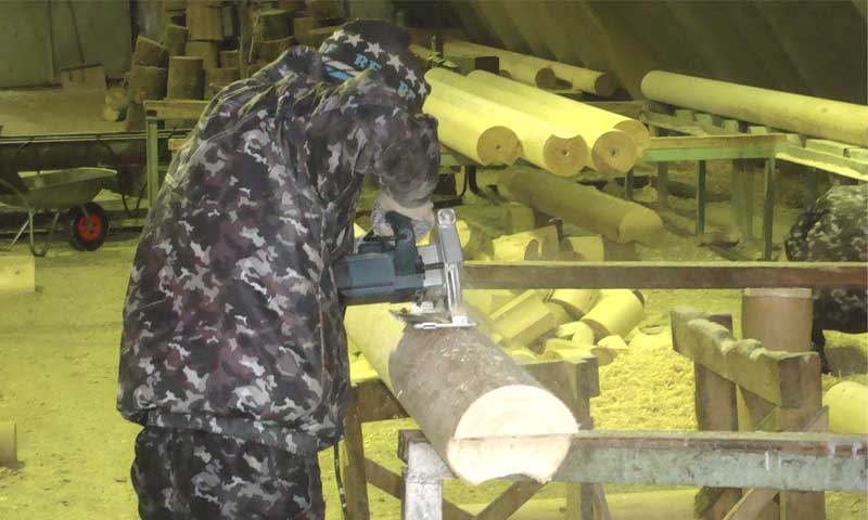 Производственный процесс в цехе обработки древесины